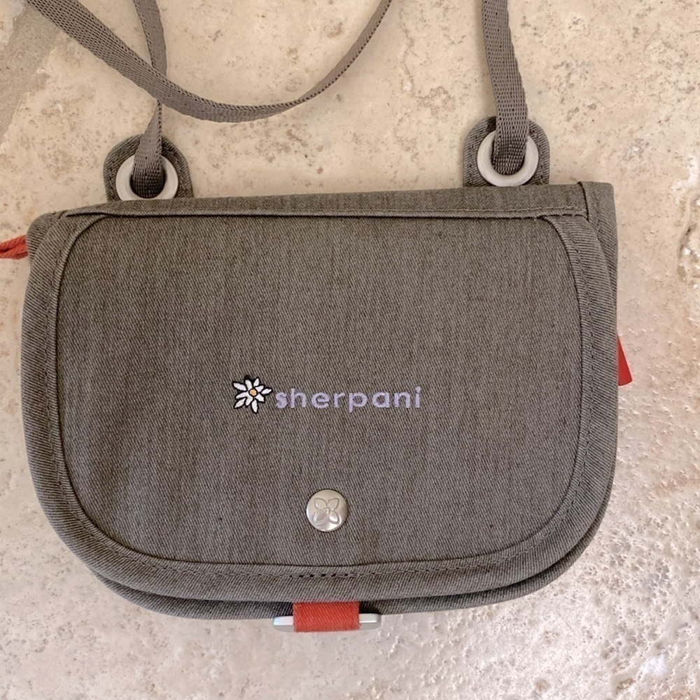 Sherpani Uno Crossbody Purse Small Front Flap Zip Closure Green Nylon Canvas